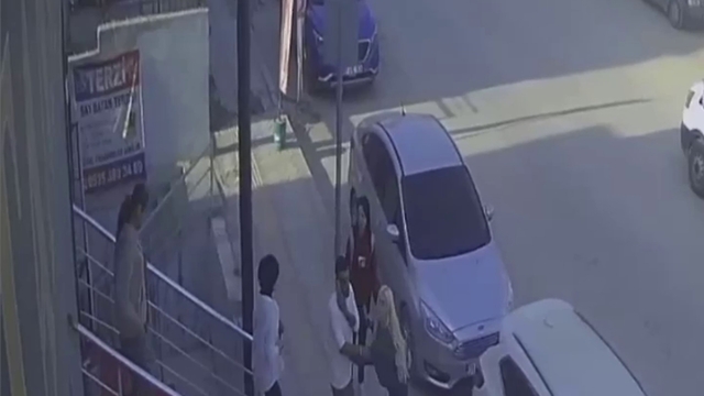 Deprem paniğiyle kaçan vatandaşların o anları kamerada