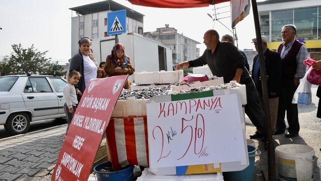 Samsunlu balıkçı Samsunspor'un başarısını hamsiyi 25 liradan satarak kutladı
