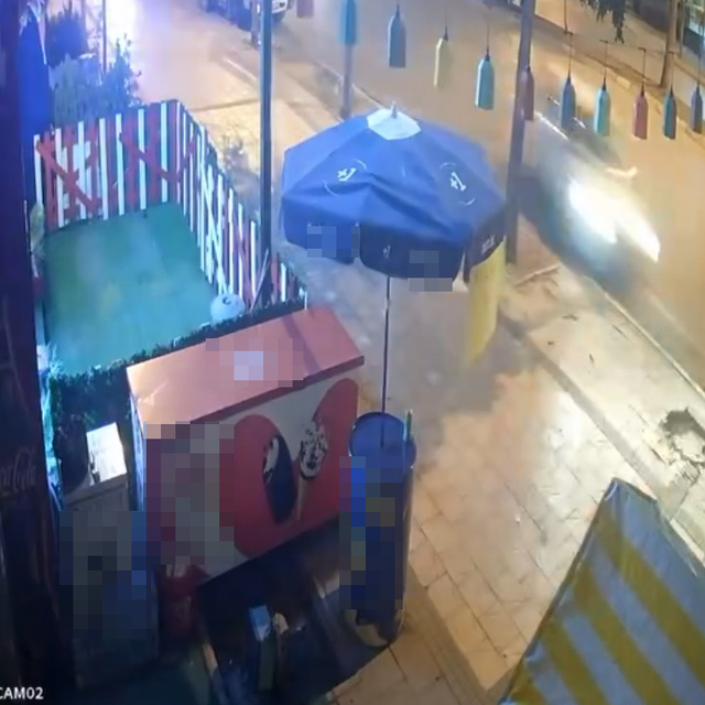 2 otomobil 3 gün arayla aynı kaldırımdaki turunç ağaçlarına çarptı