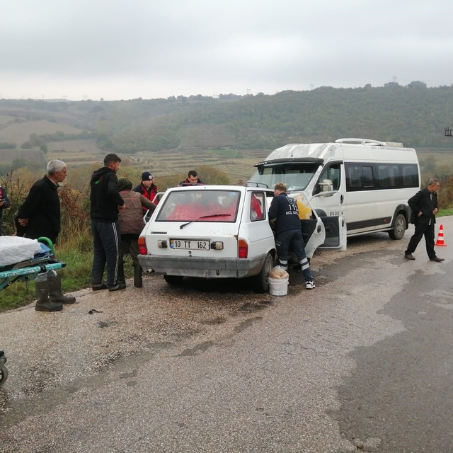 Gönen'de trafik kazasında sıkışan sürücü itfaiye ekiplerince kurtarıldı