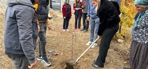 Hüyük'te evde sağlık hizmetinden yararlanan yaşlı hastalar adına fidan diki...