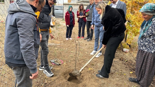 Hüyük'te evde sağlık hizmetinden yararlanan yaşlı hastalar adına fidan dikildi