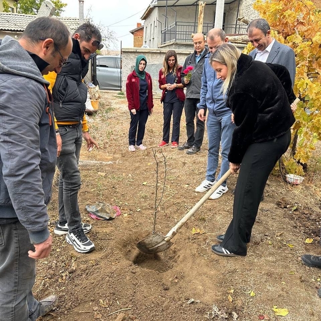 Hüyük'te evde sağlık hizmetinden yararlanan yaşlı hastalar adına fidan diki...