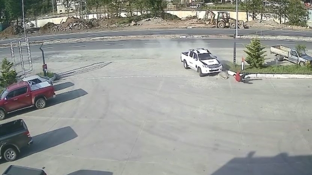 Artvin'de akaryakıt istasyonu çalışanına kamyonet çarptı