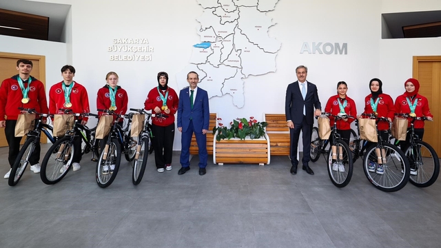 Başkan Yusuf Alemdar Çin'de tarih yazan dünya şampiyonlarını ağırladı