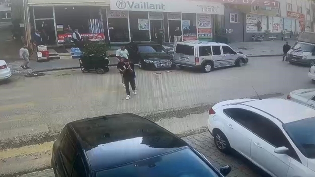 Kontrolden çıkan otomobil park halindeki araca çarptı: Temizlik işçisi son anda kurtuldu