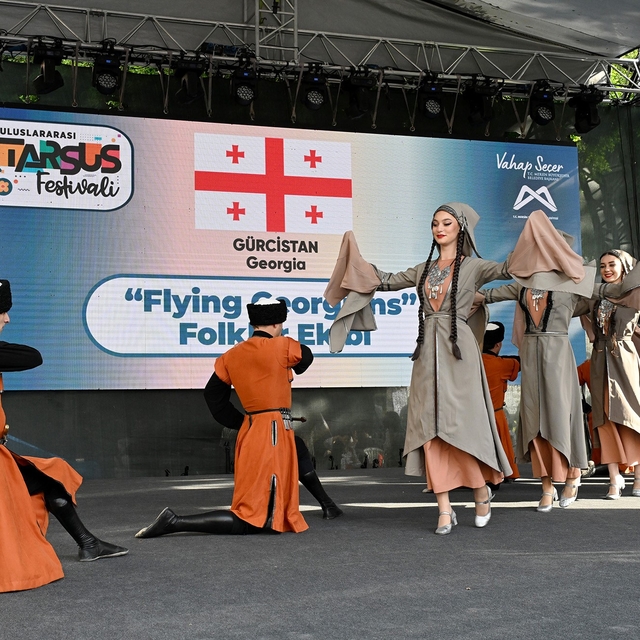 Tarsus'u karnaval kentine dönüştüren '4. Uluslararası Tarsus Festivali' baş...