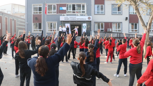 Bursa'da öğrenciler hareketli yaşam için spor etkinliklerine katıldı