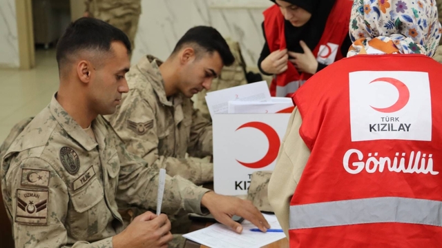 Jandarma personelinden Kızılay'a kan bağışı desteği