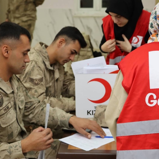 Jandarma personelinden Kızılay'a kan bağışı desteği