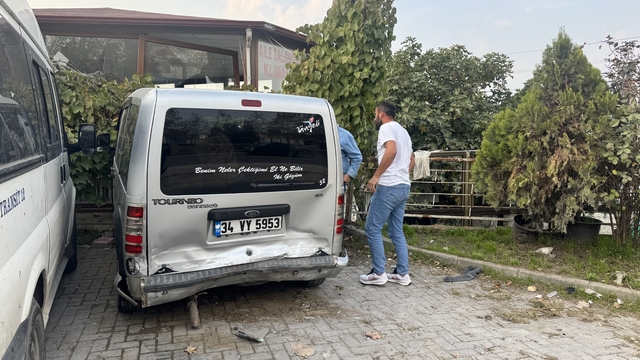 Kocaeli'de otomobil lokanta önündekilere çarptı, 1 kişi öldü, 3 kişi yaralandı