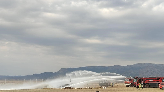 Çardak Havaalanında uçak kaza kırım tatbikatı yapıldı