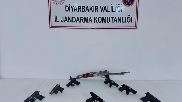 Diyarbakır'da düzenlenen operasyonda silah ve mühimmat ele geçirildi