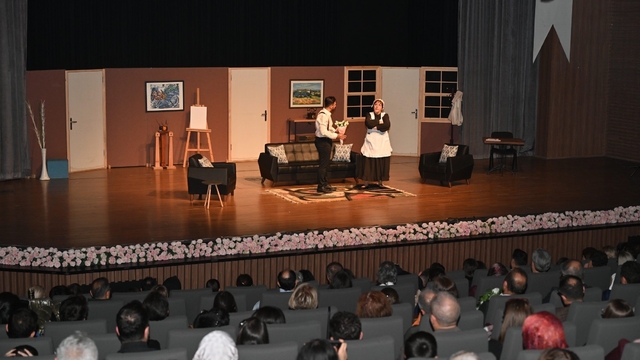 Isparta Belediyesi Şehir Tiyatroları "Eyvah Yine Karıştı" adlı komedi oyunu ile perdelerini açtı