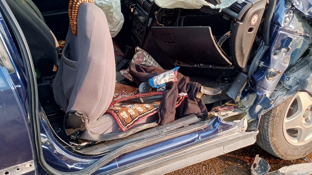 Otomobil, güvenlik şeridinde duran tankere çarptı :  3 kişilik aile yaralandı