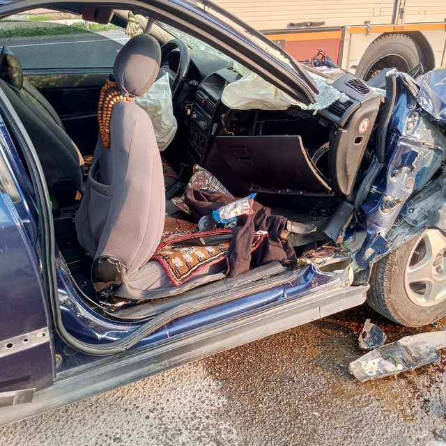 Otomobil, güvenlik şeridinde duran tankere çarptı :  3 kişilik aile yaralan...