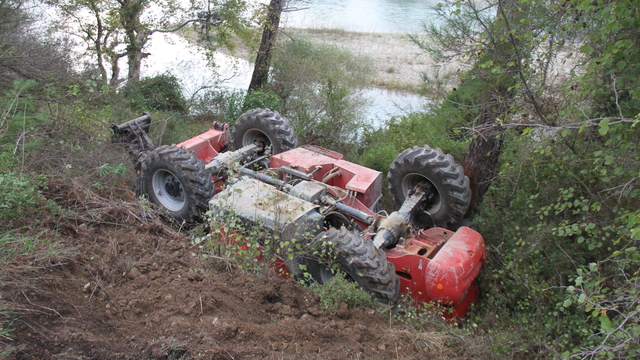 Antalya'da şarampole devrilen iş makinesinin operatörü yaralandı