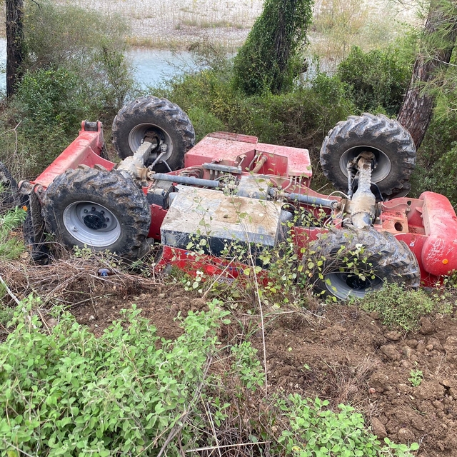 Kontrolden çıkan iş makinası şarampole devrildi: 1 yaralı