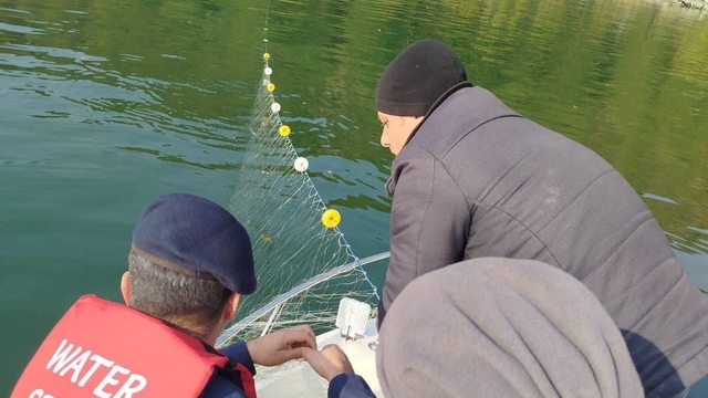Baraj gölüne 135 metre kaçak ağ sererken jandarmaya yakalandılar