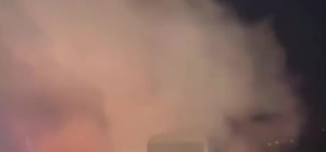 Dumanların yükseldiği yolcu midibüsündeki yangını muhtar ve vatandaşlar önl...