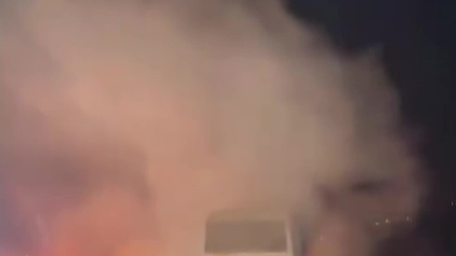 Dumanların yükseldiği yolcu midibüsündeki yangını muhtar ve vatandaşlar önledi