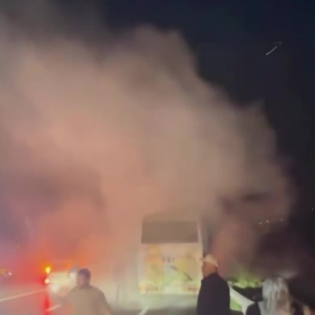 Dumanların yükseldiği yolcu midibüsündeki yangını muhtar ve vatandaşlar önl...