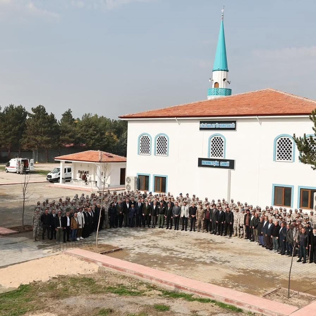 Merzifon 5'inci Ana Jet Üssü'nde inşa edilen Mehmetçik Camii ibadete açıldı