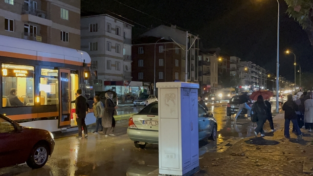 Aniden bastıran yağmur 'Avrupa kentini' felç etti
Tramvay seferlerinin aksadığı kentte bazı işletmeleri su bastı