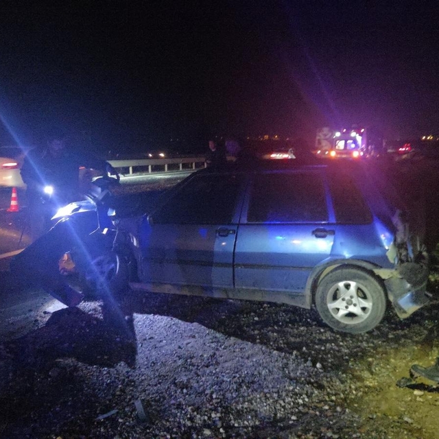 Kendiliğinden yola çıkan otomobil, yolcu otobüsüyle çarpıştı