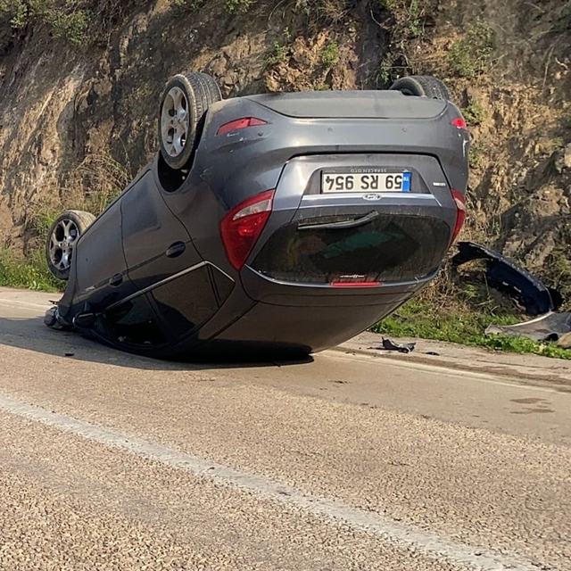 Kontrolden çıkan otomobil,  ters döndü: 2 yaralı