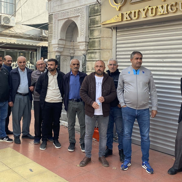 Manisa'da kuyumcu mağdurları, para ve altınlarını istedi