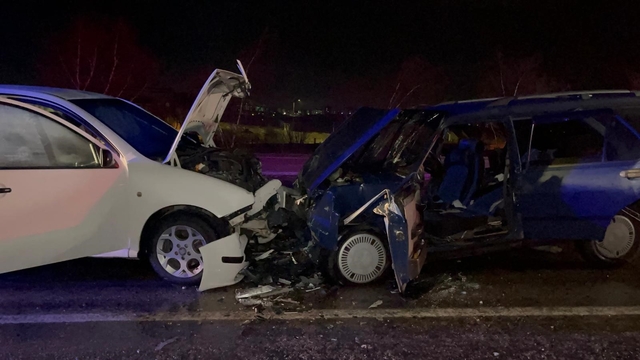 Eskişehir-Afyonkarahisar karayolunda iki araç kafa kafaya çarpışt: 3'ü çocuk 9 yaralı