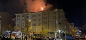 Nevşehir'de 4 katlı binanın çatısında yangın