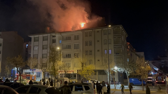 Nevşehir'de 4 katlı binanın çatısında yangın