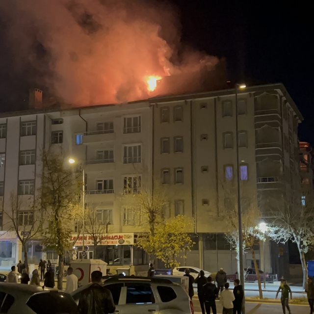 Nevşehir'de 4 katlı binanın çatısında yangın