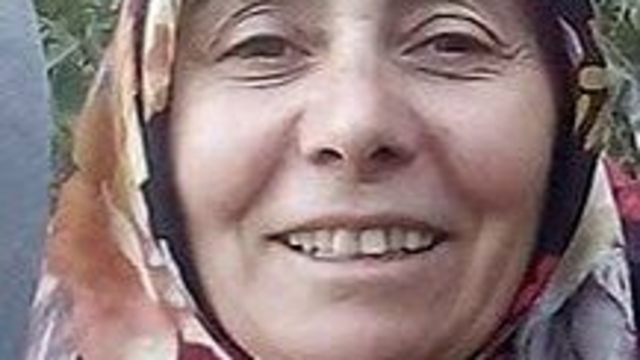 Otomobil, güvenlik şeridinde duran tankere çarptı : Aynı aileden 1 kişi öldü, 2 kişi yaralandı (2)