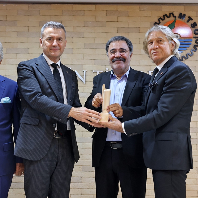 Mersin Kenti Edebiyat Ödülü Ahmet Ümit'in