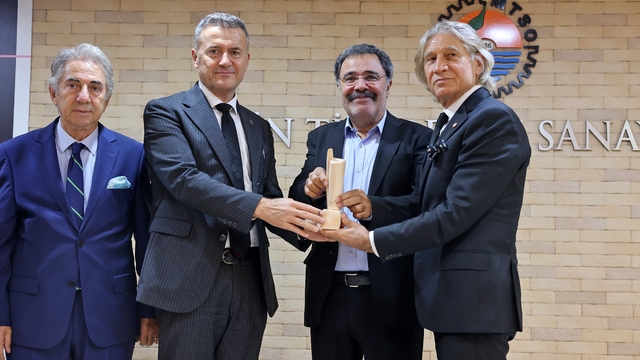 Mersin Kenti Edebiyat Ödülü Ahmet Ümit'in