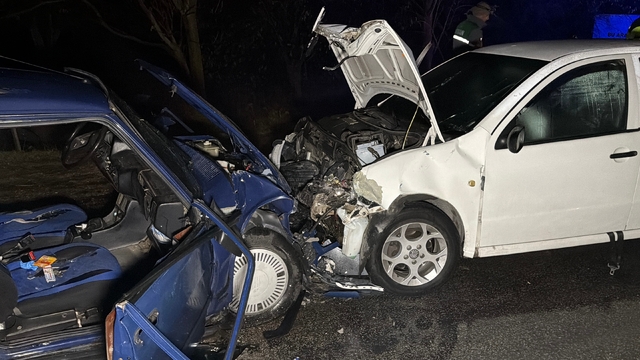 Eskişehir'de iki otomobil kafa kafaya çarpıştı; 1'i ağır 9 yaralı