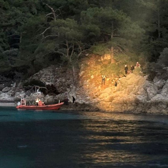 Fethiye'de kayalık kesimde mahsur kalan 21 kaçak göçmen kurtarıldı