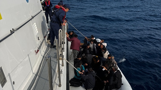 İzmir açıklarında 64 düzensiz göçmen kurtarıldı