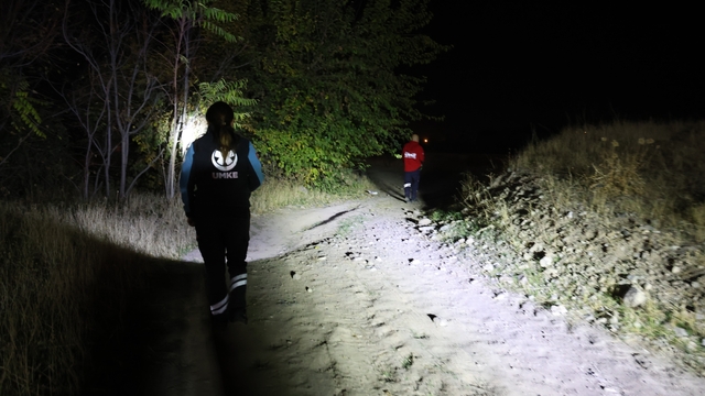 Elazığ'da kayıp otizmli çocuğu arama çalışmaları 72. saatte de gece boyunca sürüyor
AFAD Elazığ Arama ve Kurtarma Şube Müdürü Süleyman Polat, " Şu ana kadar herhangi bir ize ya da emareye rastlanmadı"