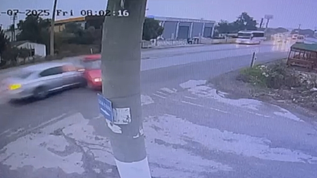 Kemalpaşa'da feci trafik kazası kamerada: 2 ölü, 4 yaralı