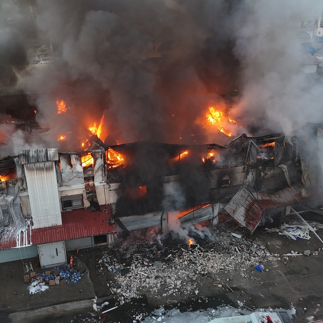 Hırdavat dükkanında çıkan yangını söndürme çalışmaları devam ediyor: Yangın...