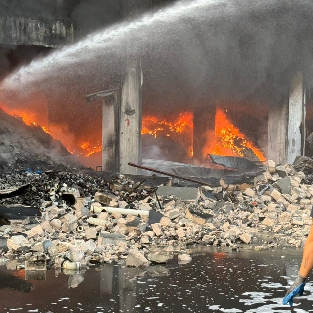Adana'da hırdavat dükkanında çıkan yangın, kontrol altına alındı