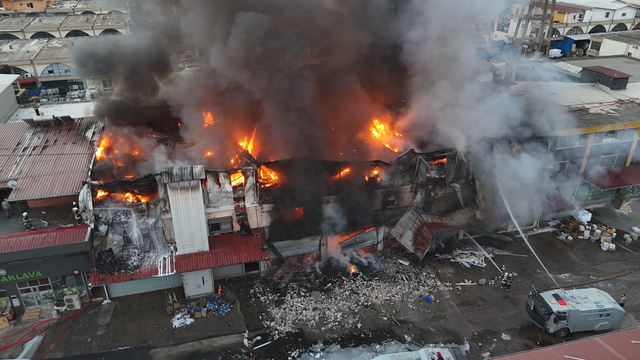 Hırdavat dükkanında çıkan yangını söndürme çalışmaları devam ediyor: Yangın, havadan görüntülendi