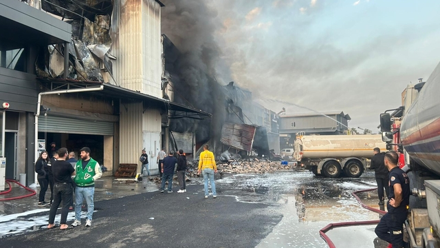 Adana'da 3 katlı hırdavat dükkanında yangın (2)