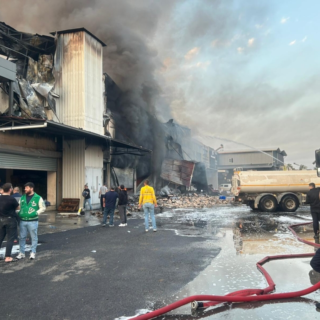 Adana'da 3 katlı hırdavat dükkanında yangın (2)