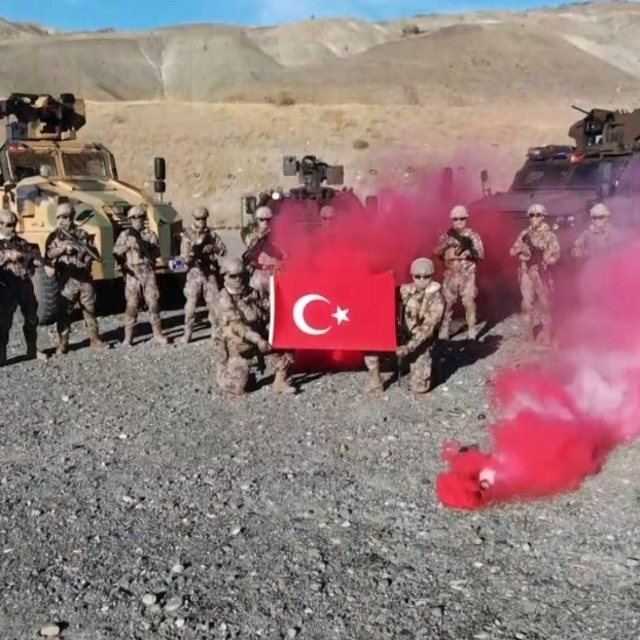 Kırsalda nefes kesen Özel Harekat tatbikatı
Zırhlı araçlar, keskin nişancıl...