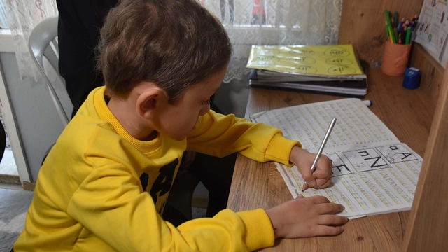 Kemoterapi gören Ahmet, sınıfa dönüştürülen odasında okuma yazmayı öğreniyor